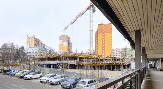 Parkovací dům Atom v Plzni brzy otevře. Nabídne 173 míst, část z nich zdarma