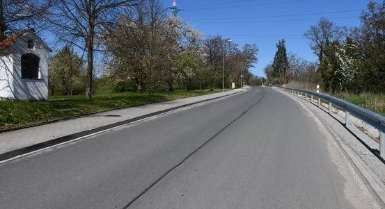 Plzeňská cesta do Hradiště je hotová. Silnice je širší, přibyl chodník i bezpečnější zastávka