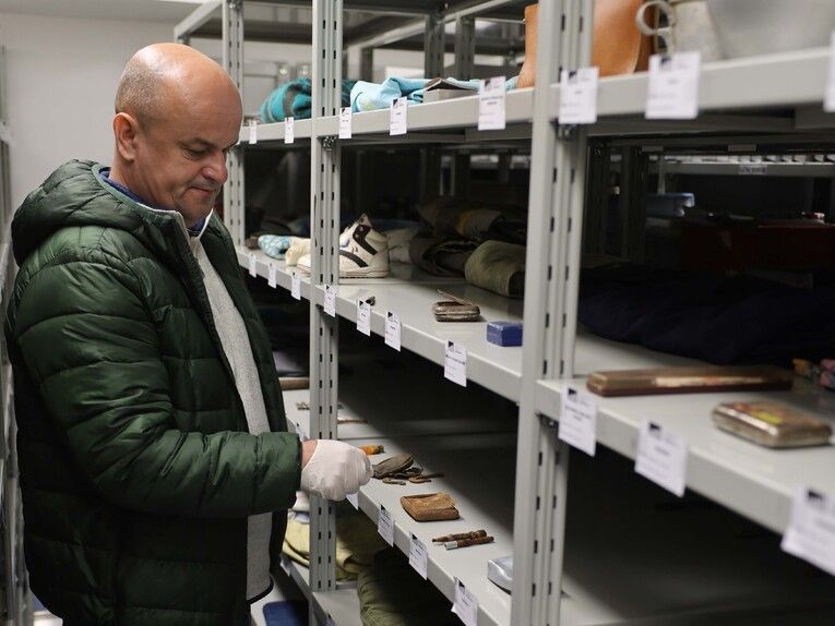 Plzeňští archeologové ve Srebrenici pořizují 3D dokumentaci předmětů obětí genocidy