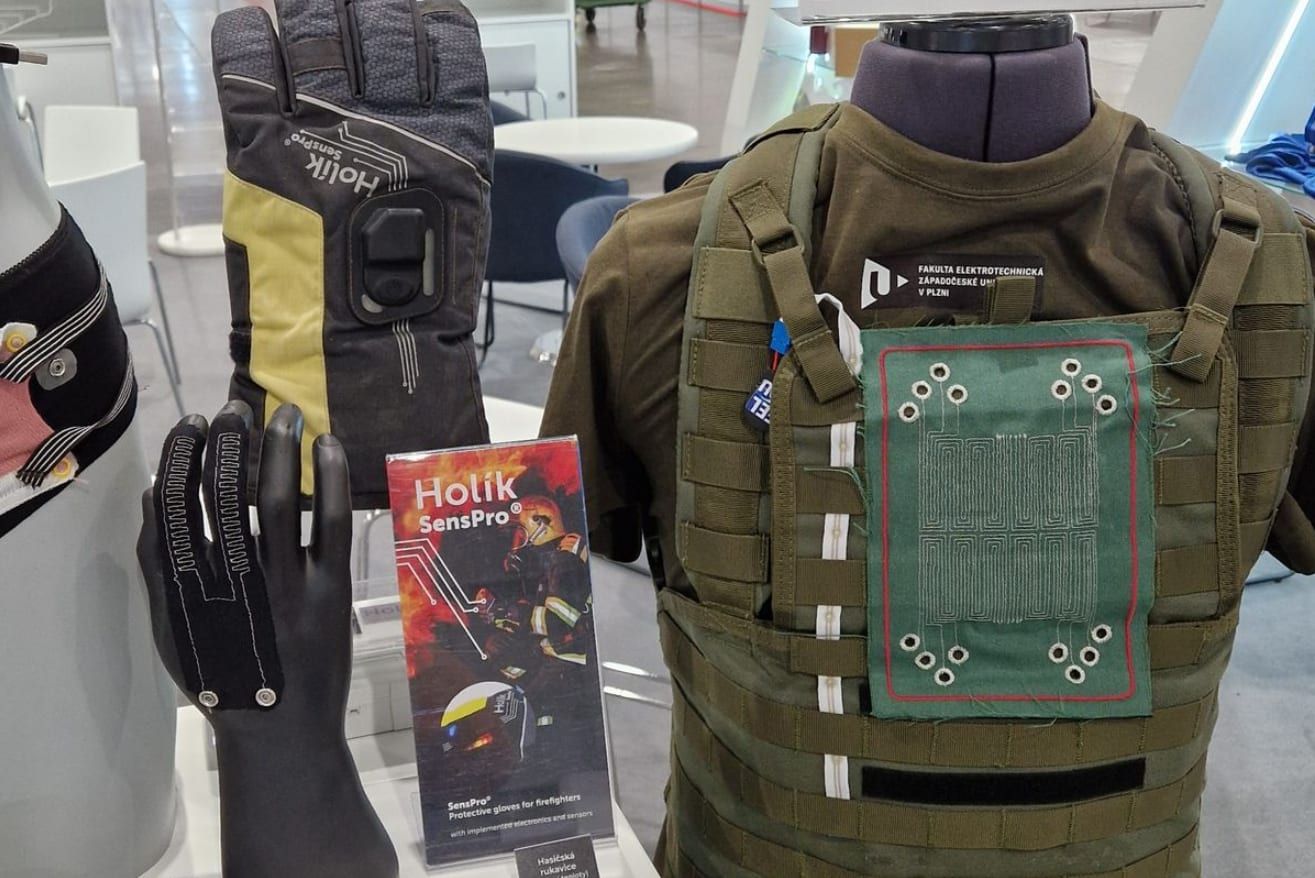 Plzeňští vědci ukázali chytré textilie pro praxi. Pomoci mohou hasičům i záchranářům