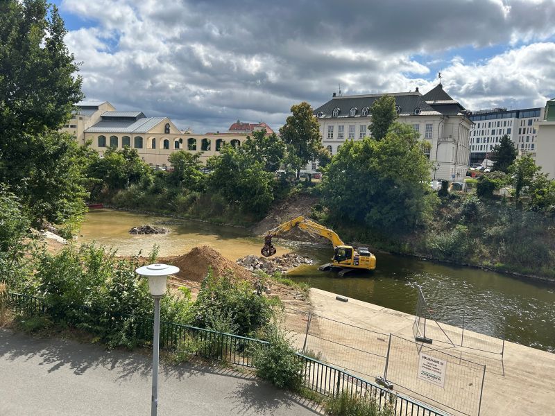 Pod hladinou Radbuzy pracují stavbaři. Staré potrubí nahradí nová šybka
