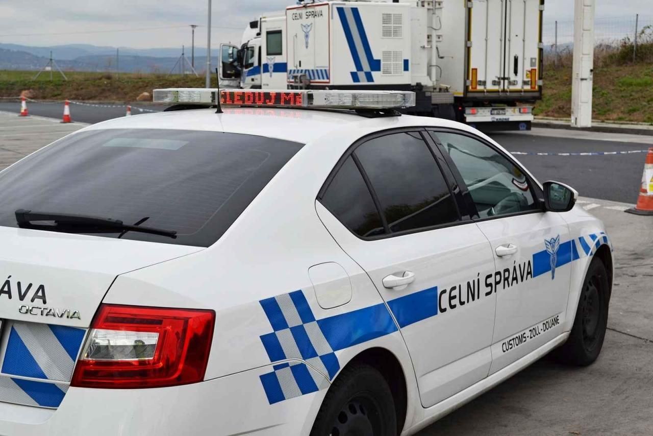 Podnikatel na dálnici uhradil milionový dluh celní správě na místě