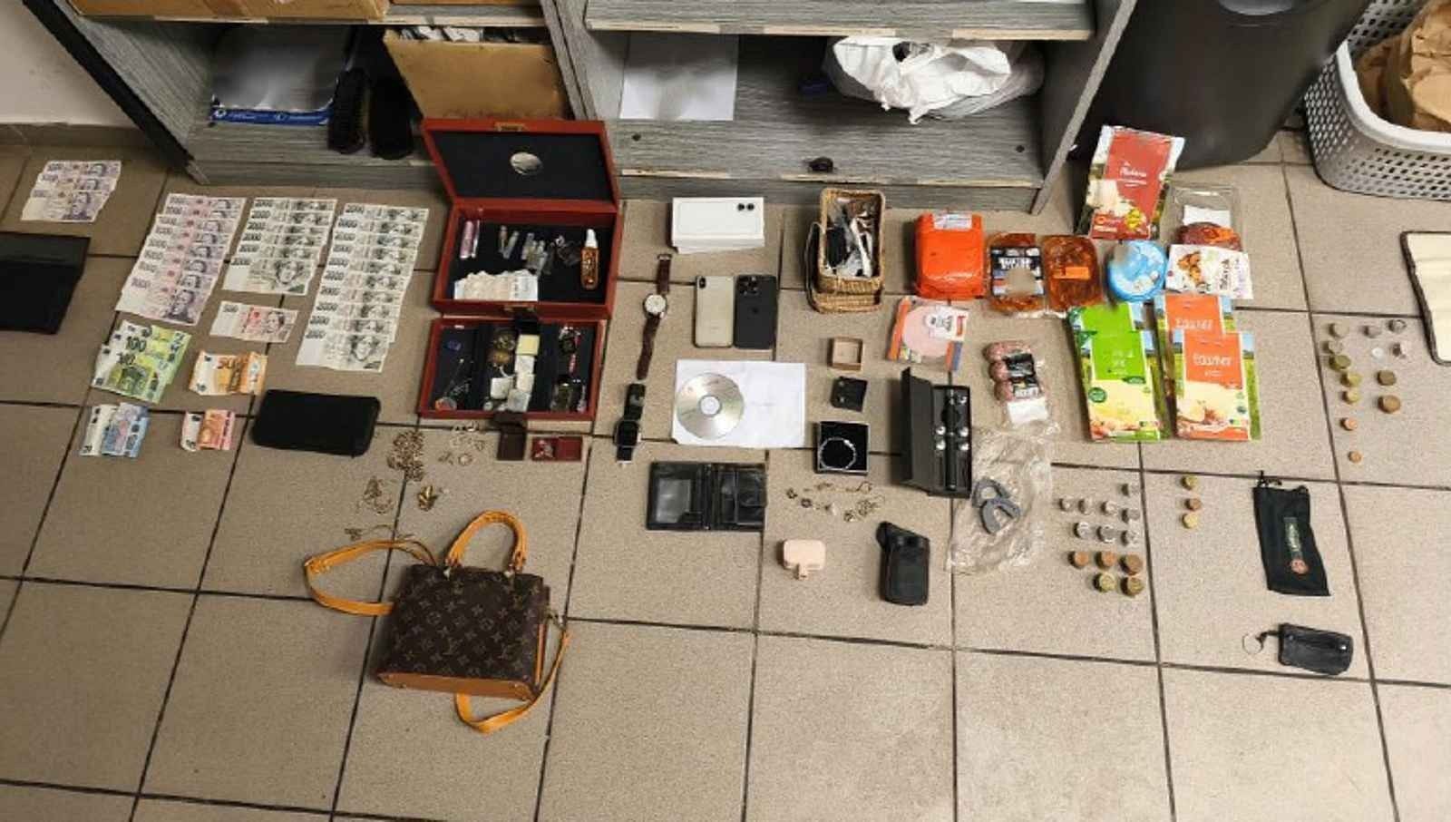 Policie v Plzni dopadla zloděje s košem na prádlo plným kradených věcí