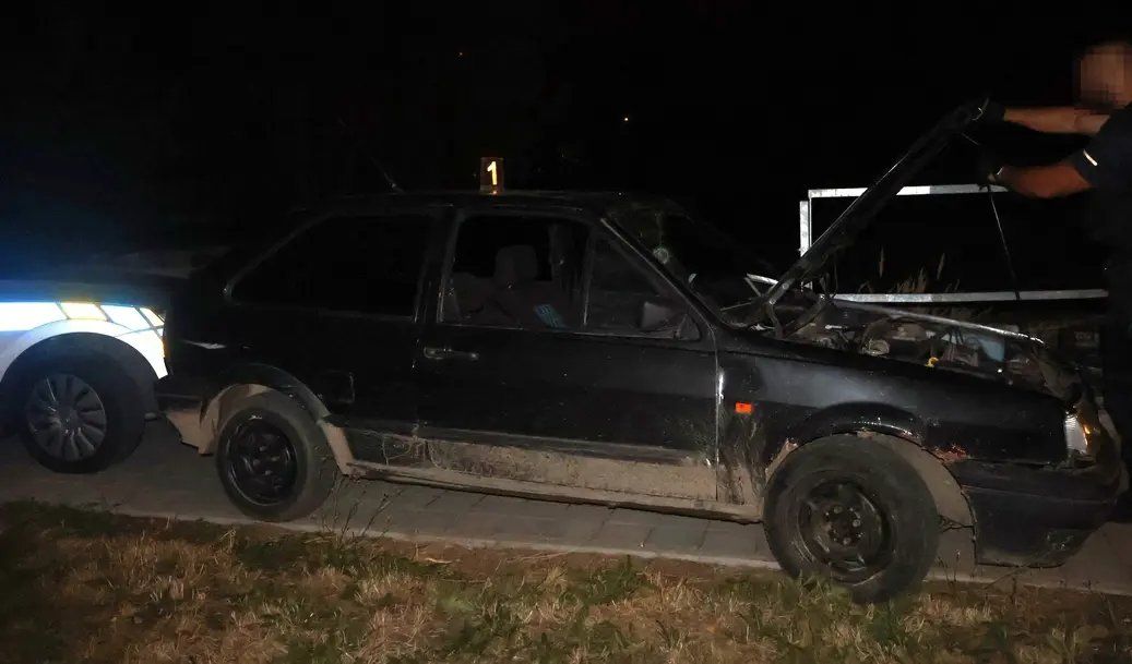 Policista ho chtěl upozornit na světla. Řidič místo poděkování ujížděl až do Dobřan