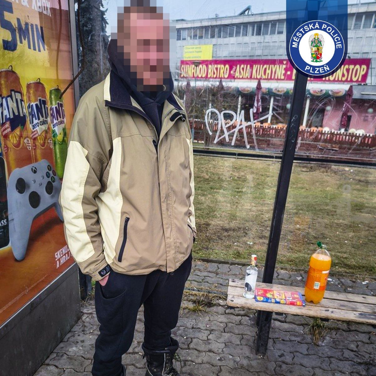 Popíjel vodku na zastávce, policie mu alkohol zabavila