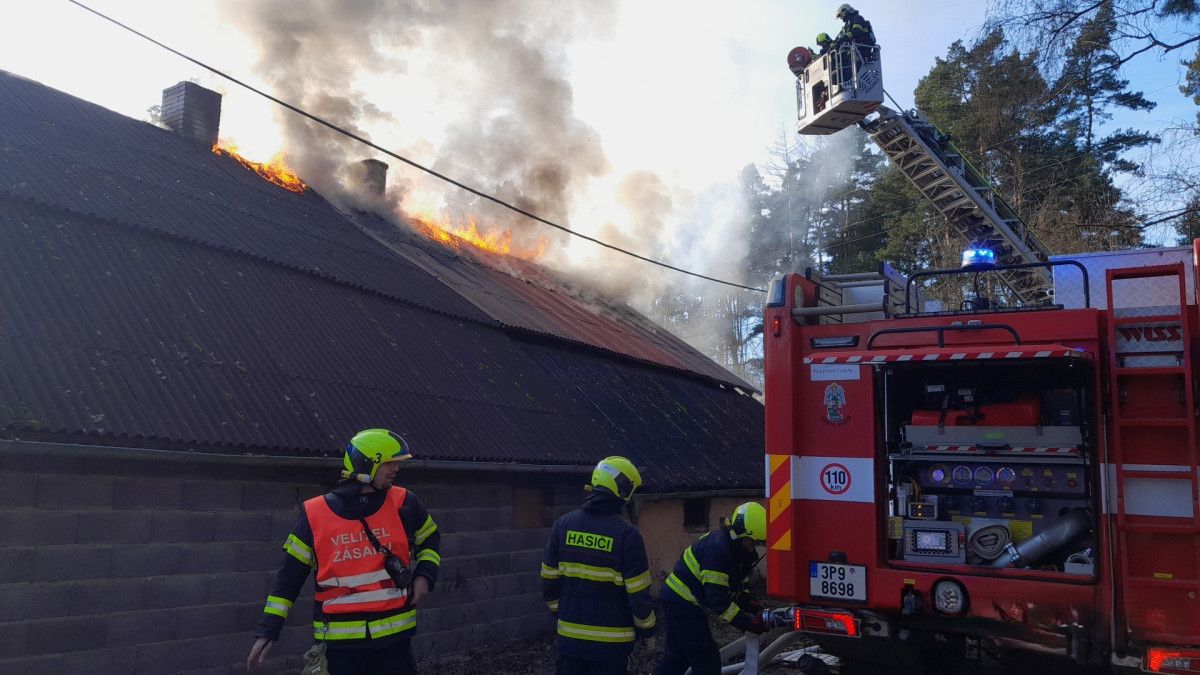 Požár u Lhoty zničil polovinu střechy, škoda je dva miliony