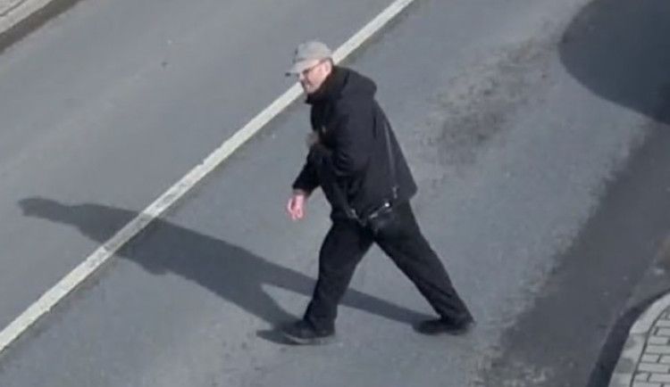 Poznáte muže z kamer? Policie v Plzni pátrá po podezřelém z krádeže v domě
