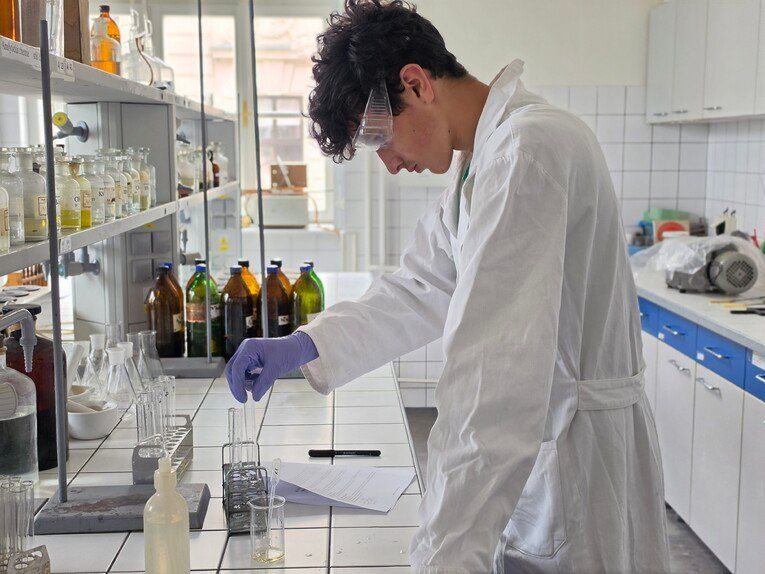 Prázdniny v bílých pláštích. Mladé talenty ovládly laboratoře plzeňské univerzity