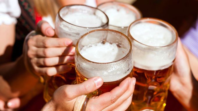 Prazdroj se ptá Čechů, co znamená „jít na jedno“, a otevírá téma střídmého pití