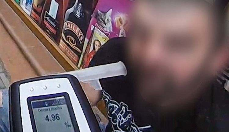 Rekordman s téměř 5 promile na parapetu večerky
