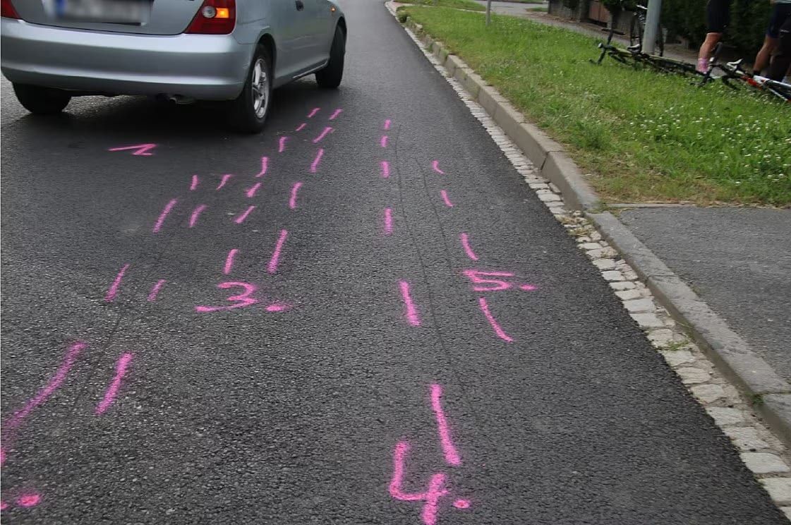Rozhorčená řidička vjela do cyklistů, dva utrpěli zranění