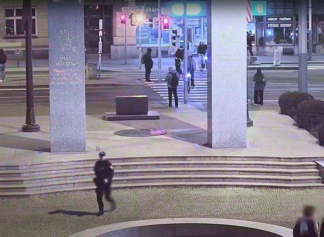 Sdílená kola přinášejí své problémy. Cyklisté v Plzni jezdí na červenou i po chodníku