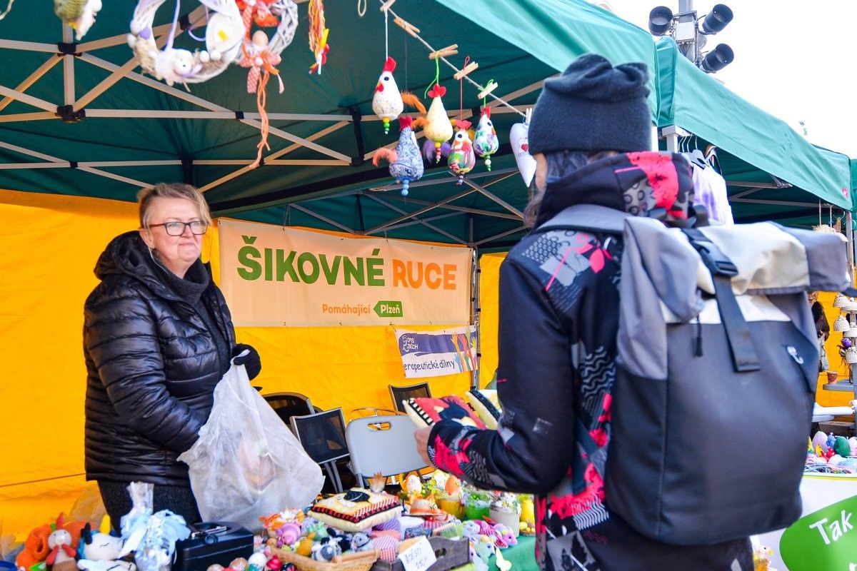 Šikovné ruce dojaly i inspirovaly. Na trzích v Plzni zazářily výrobky lidí s postižením