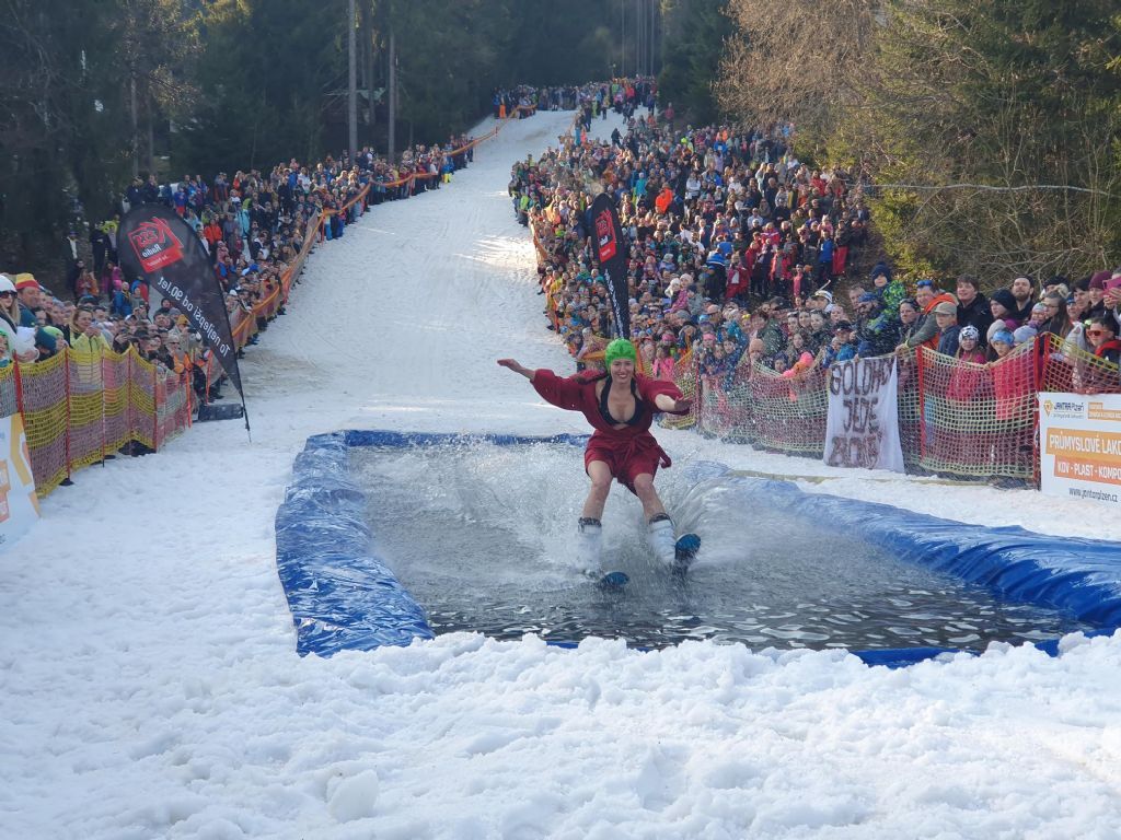 Špičák chystá o víkendu tradiční jízdu přes louži. Recesistická tečka za zimou