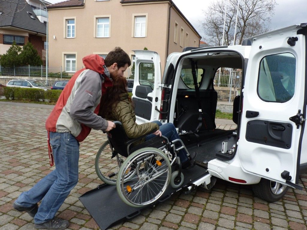 Stát vyplatil v Plzeňském kraji na péči 2,8 miliardy. Výdaje i počet příjemců rostou