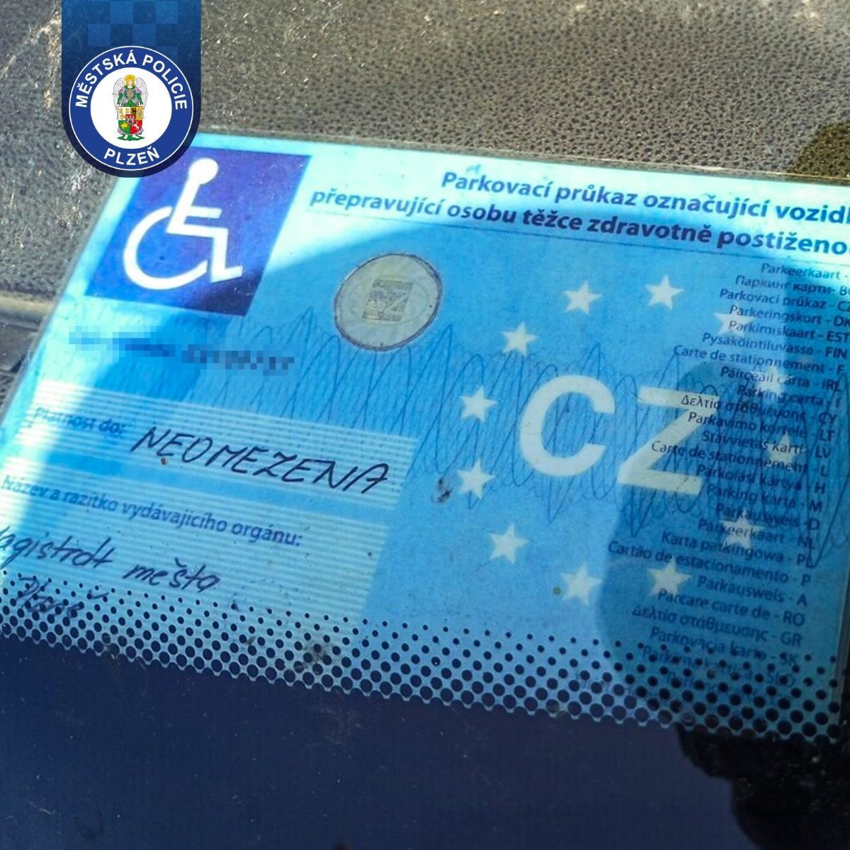 Strážníci na Slovanech v Plzni našli padělaný parkovací průkaz. Policie to řeší