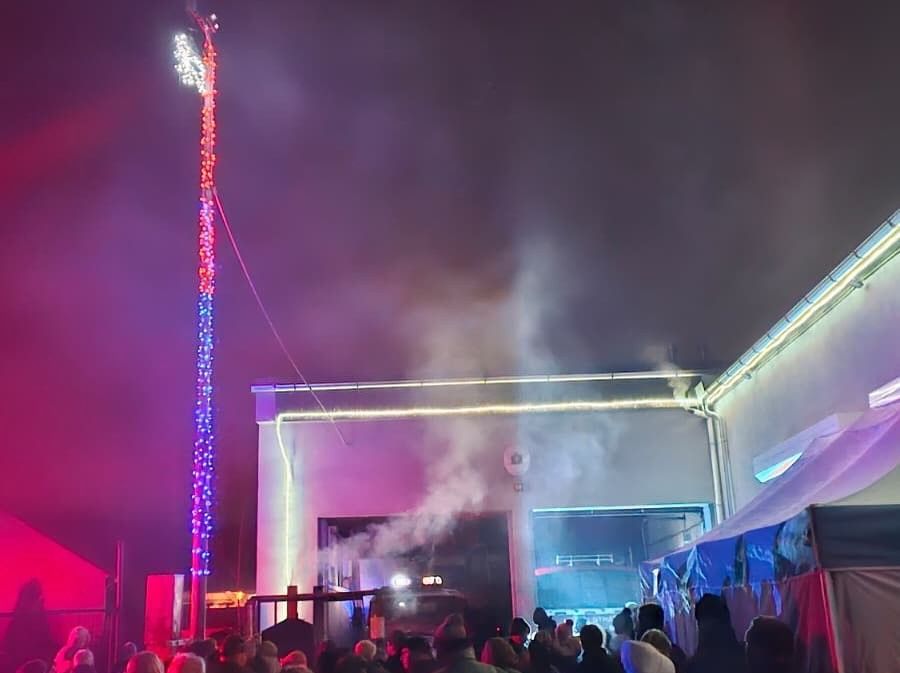 Sušák hadic jako vánoční maják