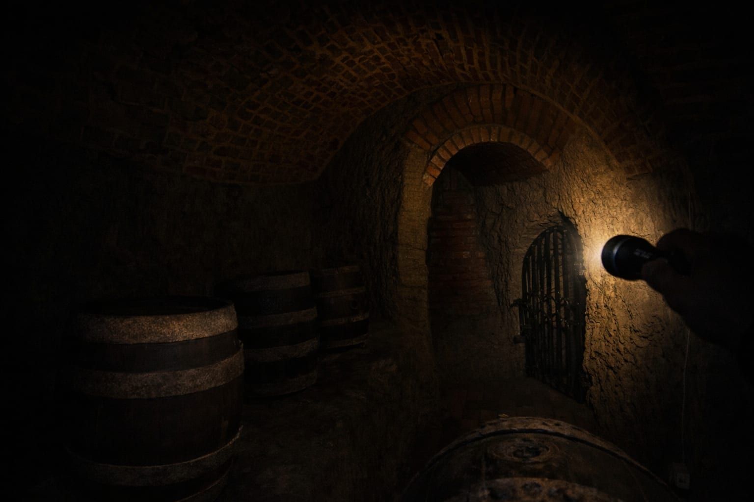 Tma, chlad a tajemství pod městem. Plzeň otevře podzemí jen za svitu baterek