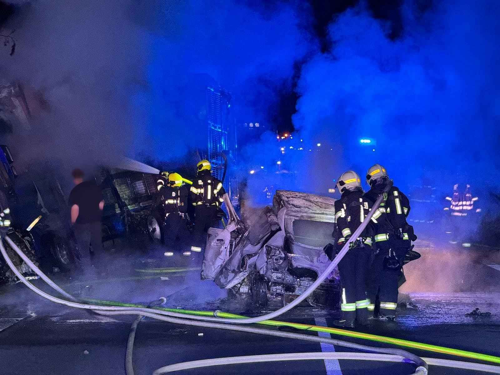 Tragédie na tahu I/26. U Holýšova po čelním střetu shořela auta, jeden člověk zemřel