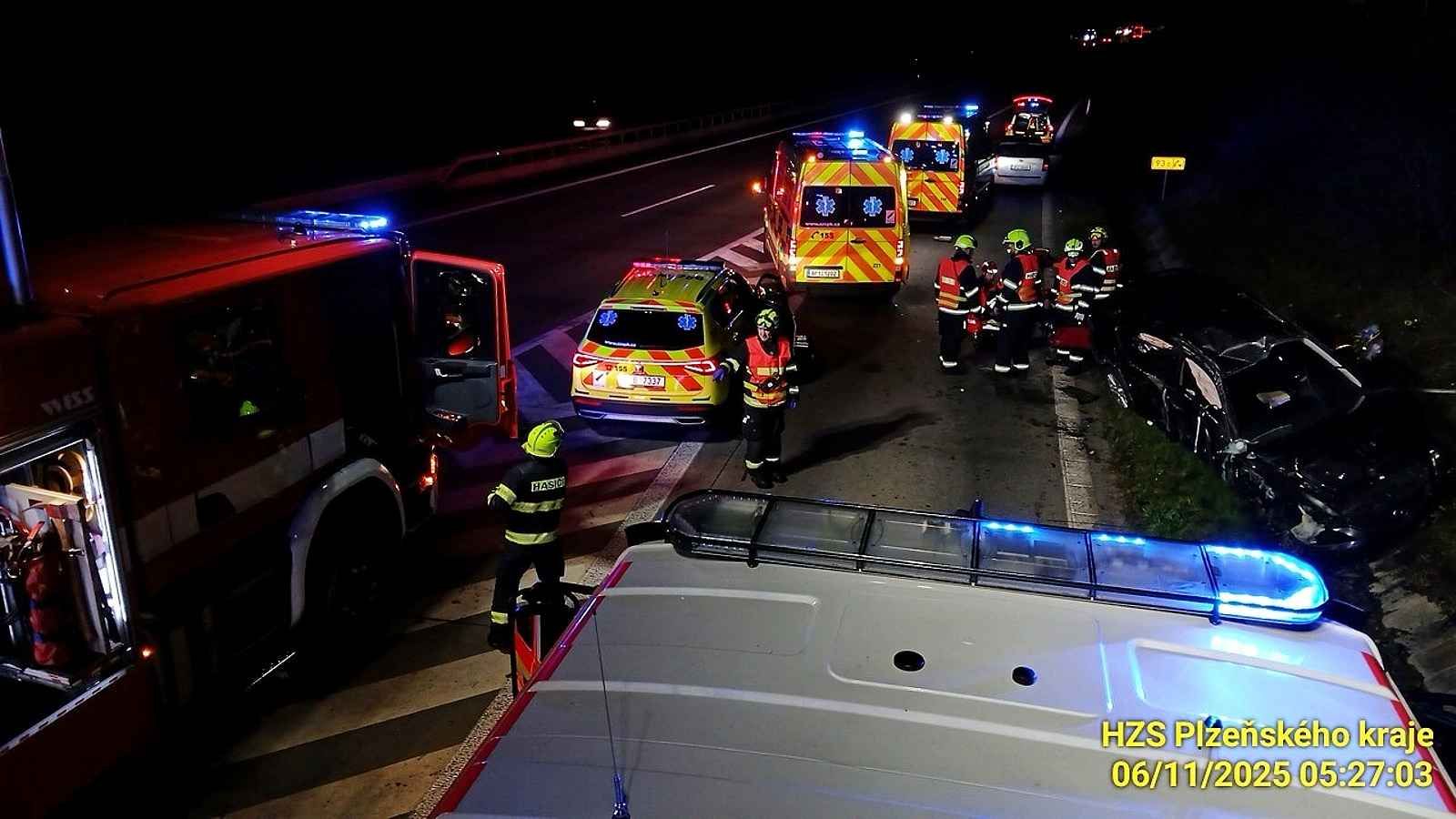 Tragická nehoda u Nýřan - jeden mrtvý, čtyři zranění, nájezd na D5 uzavřen