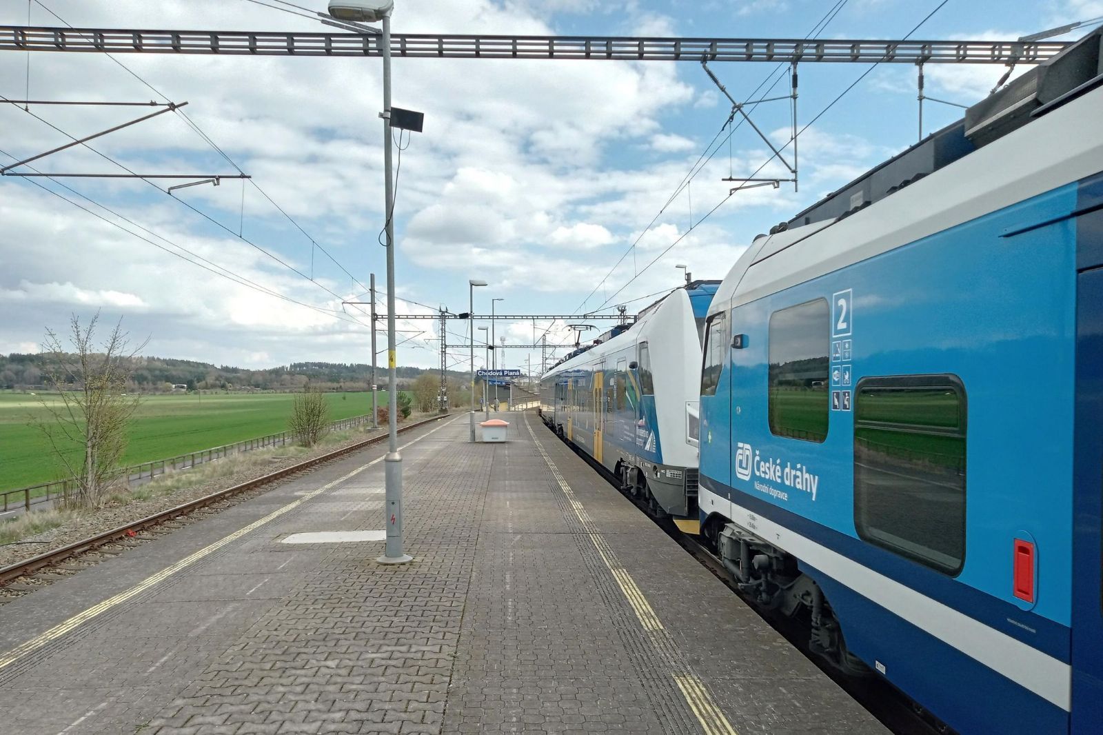 U Chodové Plané zemřel muž po srážce s nákladním vlakem. Provoz stál 2,5 hodiny