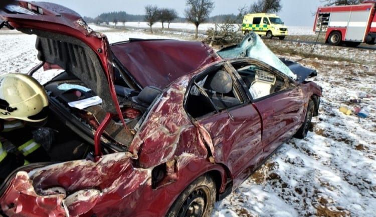 U Domažlic se ráno srazila dvě auta, čtyři zranění