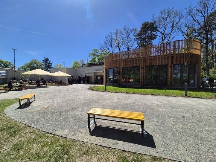 U Košuteckého jezírka otevřel nový objekt. Bistro doplní dětská skupina Pastelková Jezírko