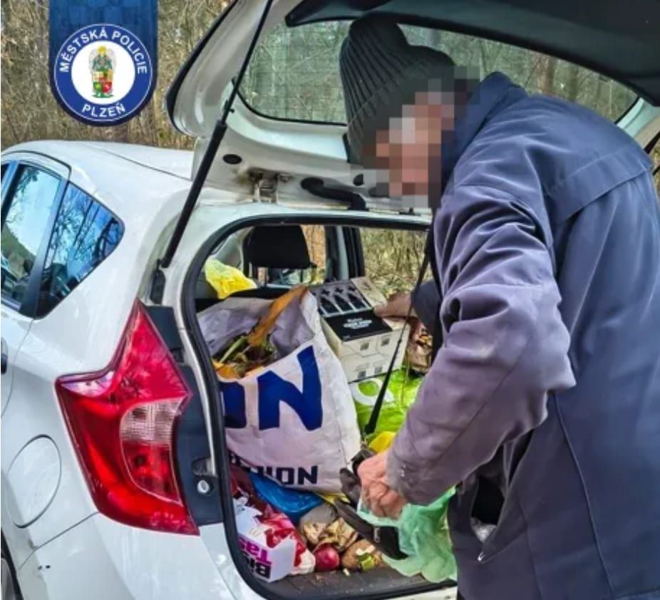 U Ostende přistihli důchodce při vyhazování odpadu do lesa. Hájil se hnojením stromů