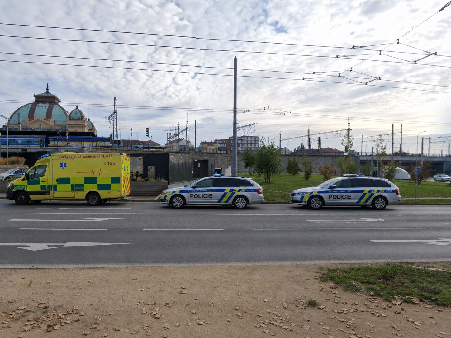 U plzeňského nádraží zasahovala policie. Opilý muž ohrožoval lidi nožem