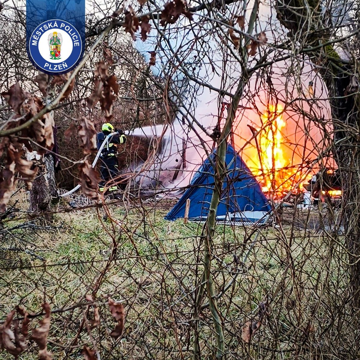 V Božkově vzplála dřevěná chatka, zřejmě od kamen