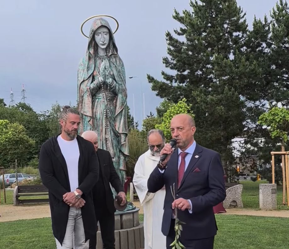 V plzeňské nemocnici stojí nová Madona nemocných. Má přinášet klid, naději a sílu