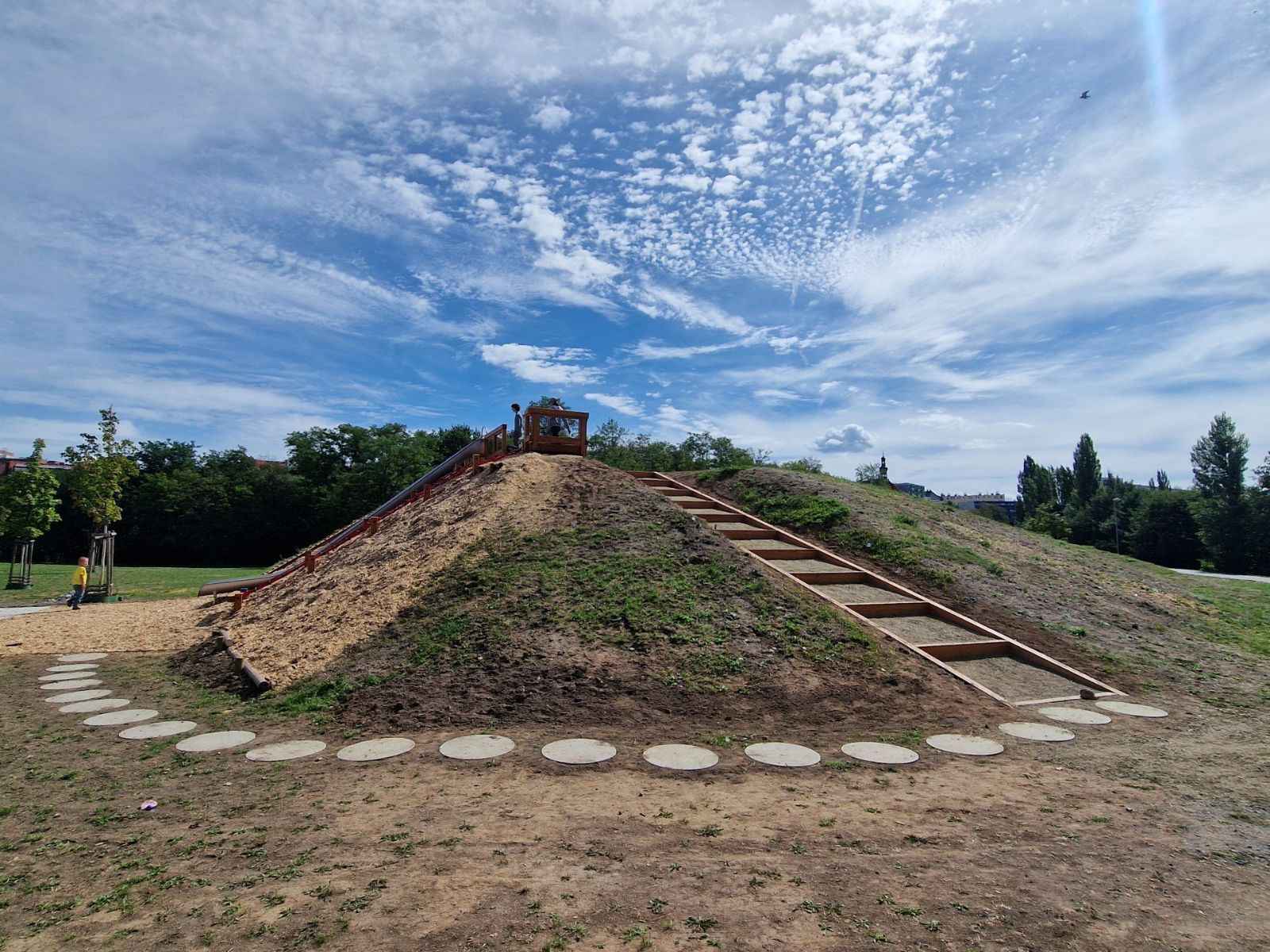 V Plzni můžete využít nový dětský park U Ježíška. Láká na čtyřmetrovou skluzavku
