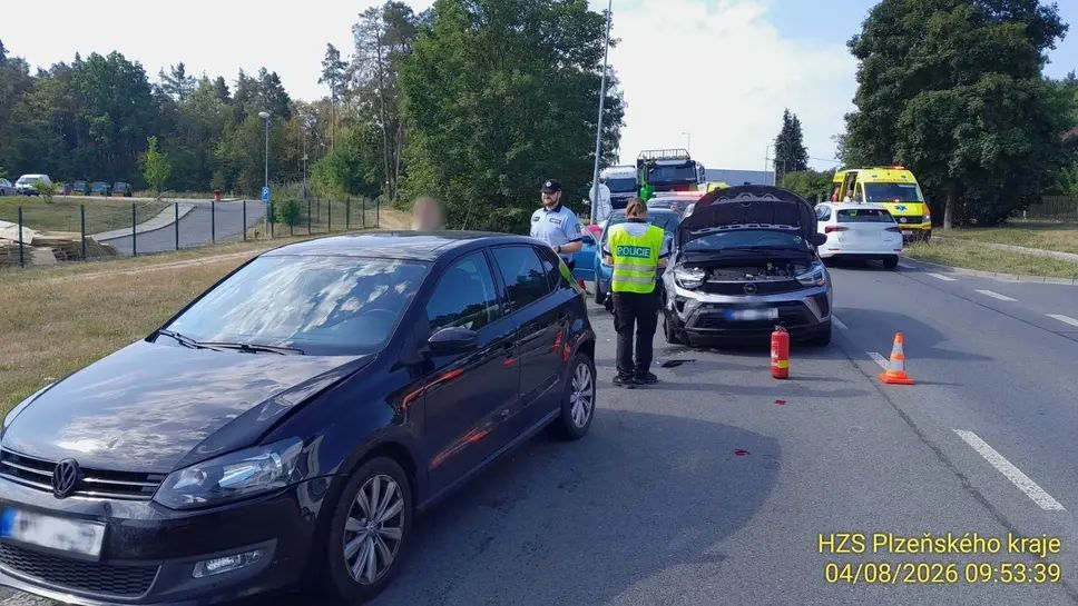 V Třemošné se ráno srazila čtyři auta, tři lidé zraněni. Doprava stála v koloně