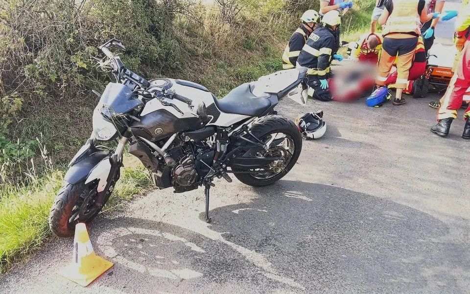 Vážná nehoda u Strašic zastavila dopravu. Pro zraněného motorkáře letěl vrtulník