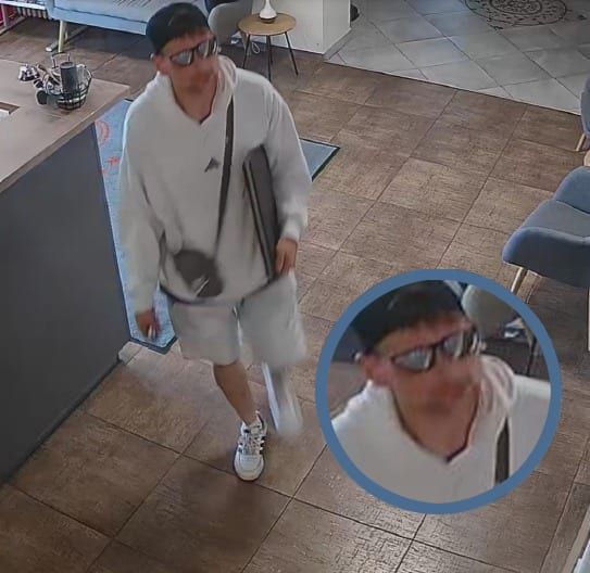 Vloupal se do bytu a pak platil ukradenou kartou, policie žádá o pomoc při pátrání