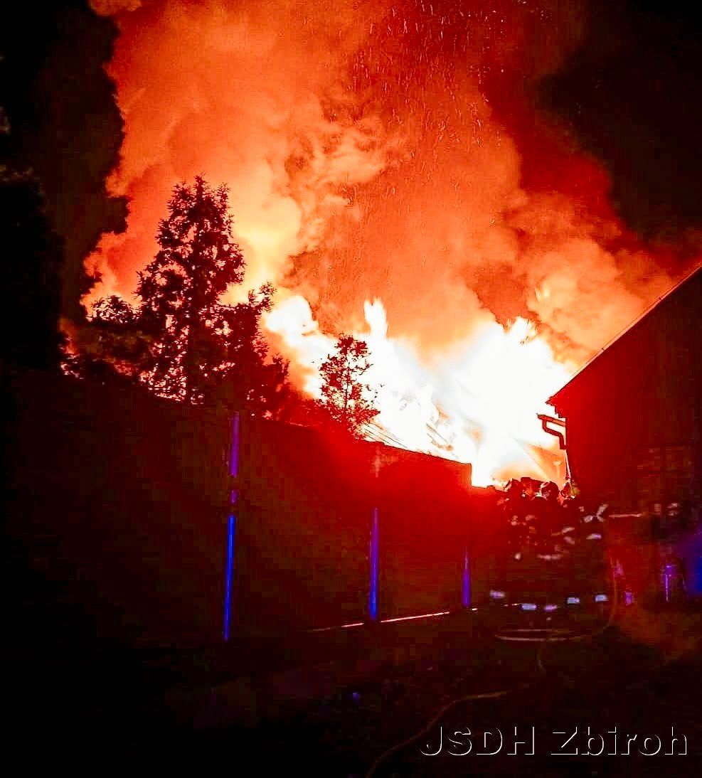 Vzduchem létaly kusy eternitu. Noční požár ve Zbirohu ohrožoval hasiče i truhlárnu