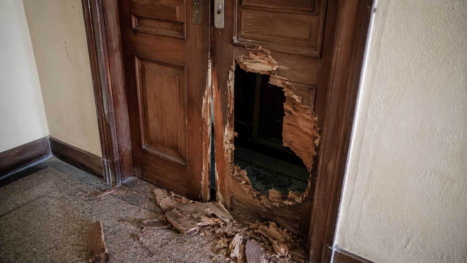 Zfetovaný mladík prokopl dveře cizího bytu v Plzni. Osprchoval se a usnul