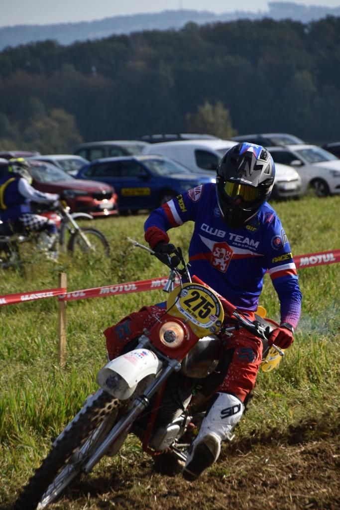Češi zazářili na historických motocyklech. Úspěšnou výpravu vedl závodník z Domažlic