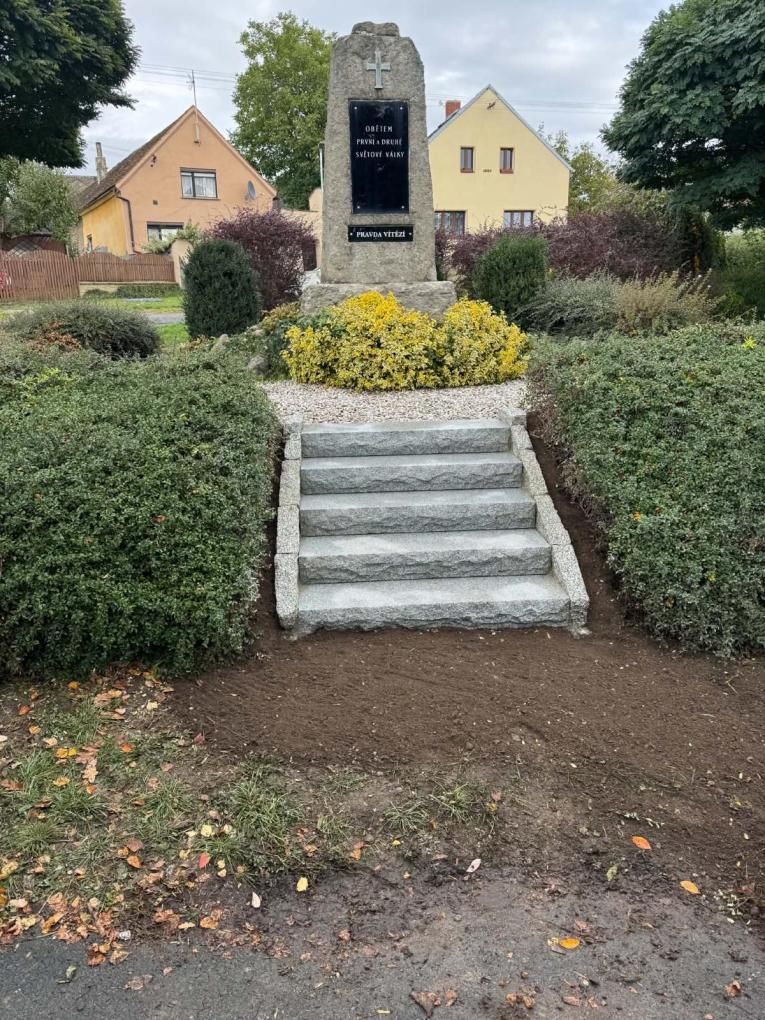 V Holostřevech opravili schody k pomníku padlých. Pietní místo má důstojnější podobu