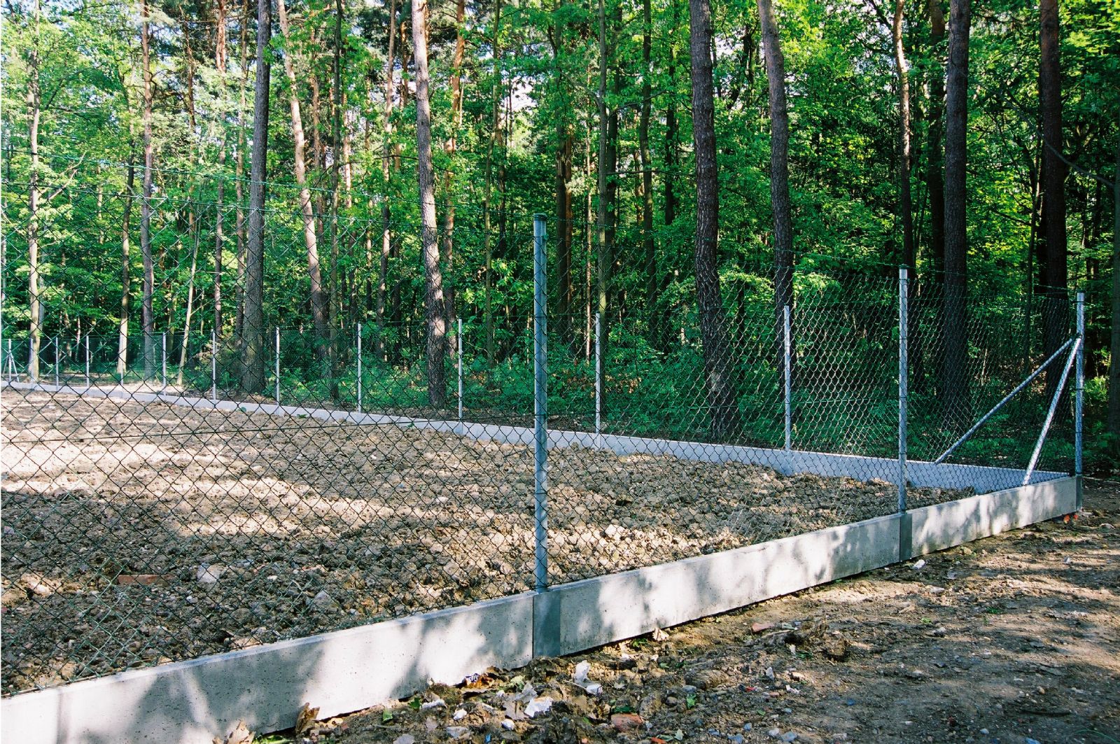 Zajišťujeme výměnu starého rezavého a nálety prorostlého oplocení