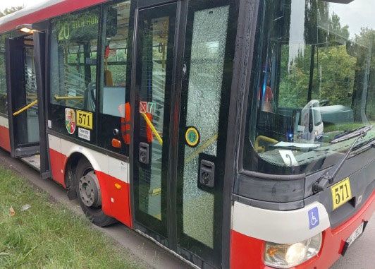 Agresor zaútočil na autobus, hrozí mu až rok vězení