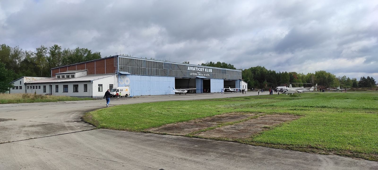 Armáda obehnala letiště v Líních plotem - aerokluby zůstávají do příštího roku