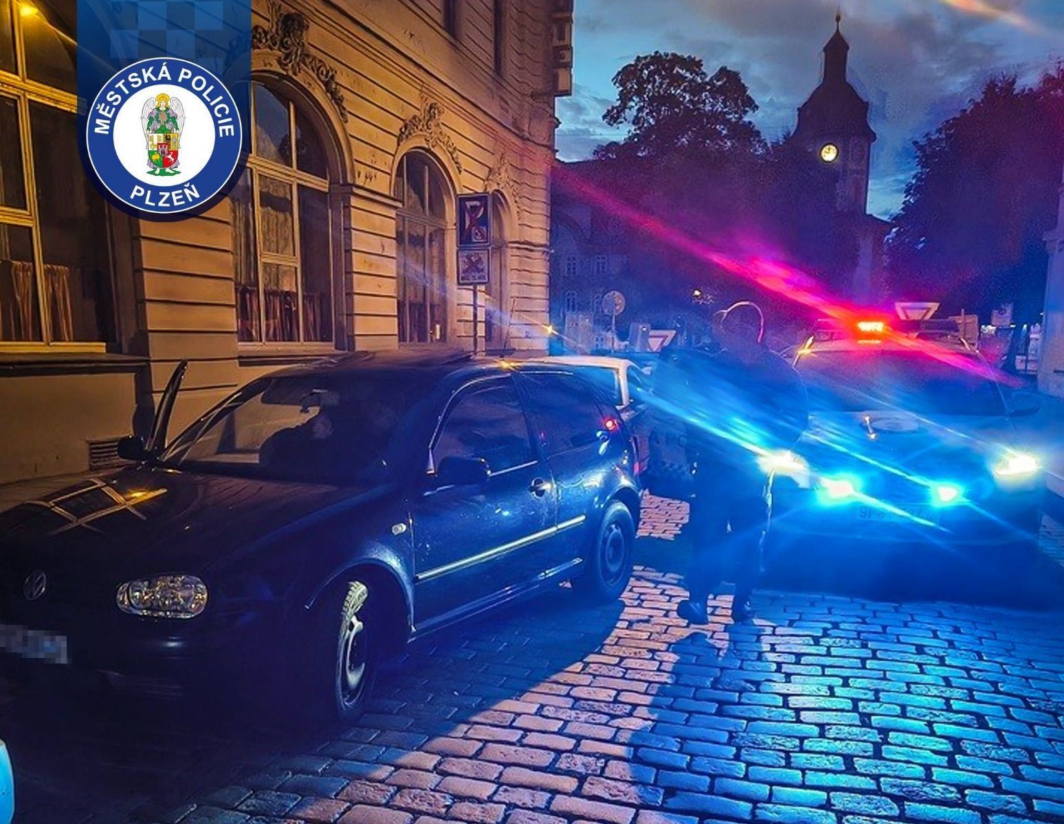 Bez řidičáku, bez technické a s cizí značkou. Usmiřovací mise v Plzni skončila u policie