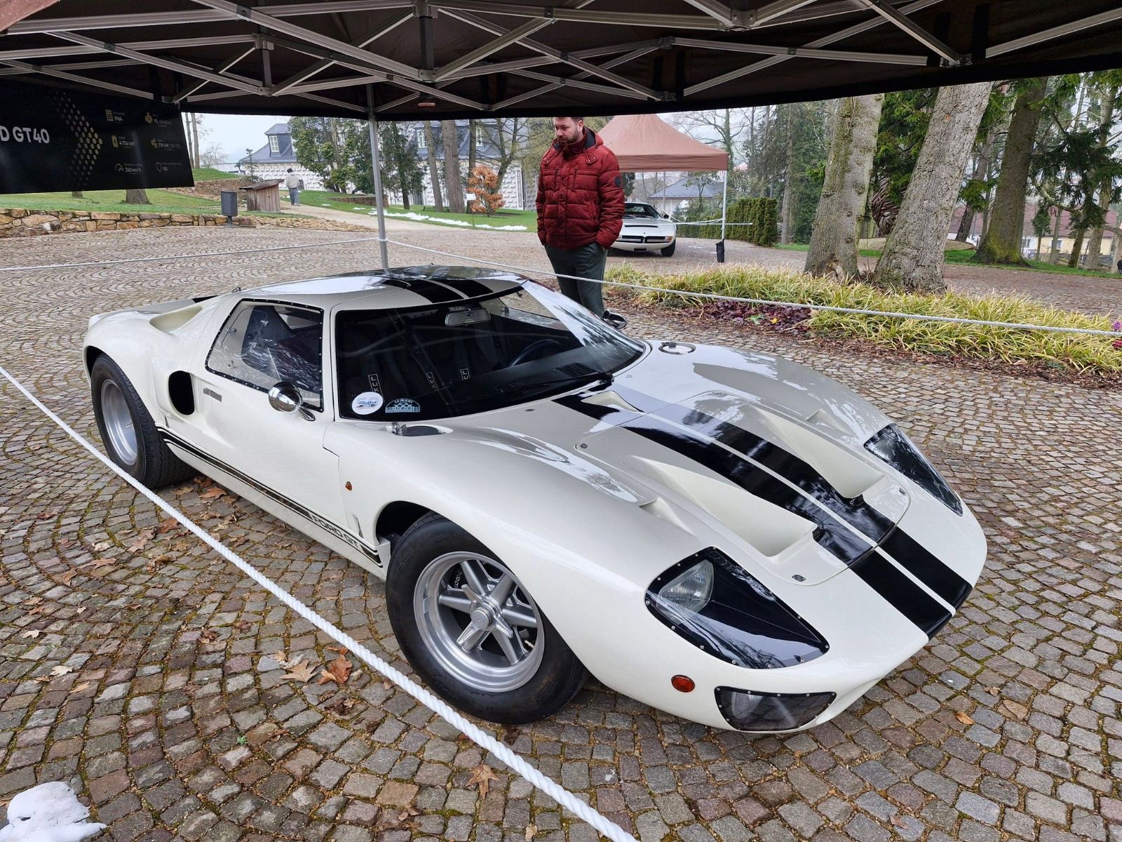 Bílé supersporty ovládly Hochperk. Na Rokycansku se ukázaly automobilové legendy