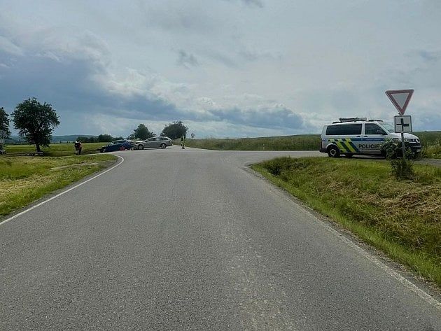 obrázek: Čelní srážka dvou Octavií u Šťáhlavic - čtyři zranění, včetně dětí