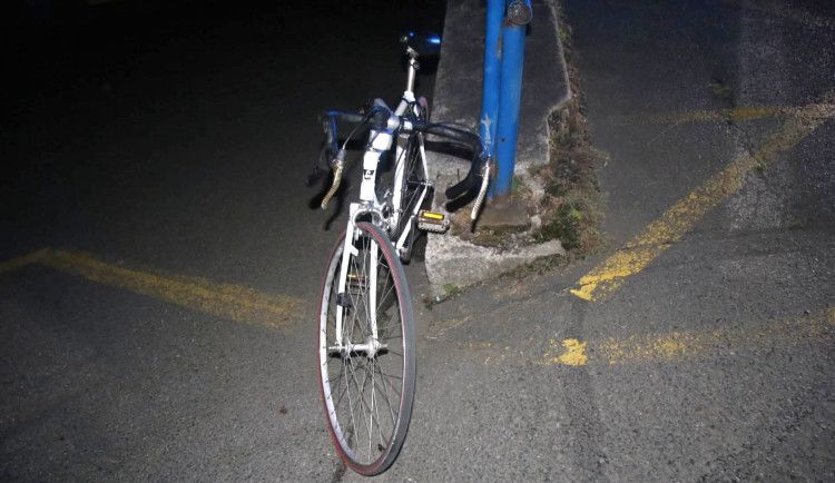Cyklista s téměř 4 promile havaroval u Shell na Karlovarské třídě. Má vážné poranění hlavy