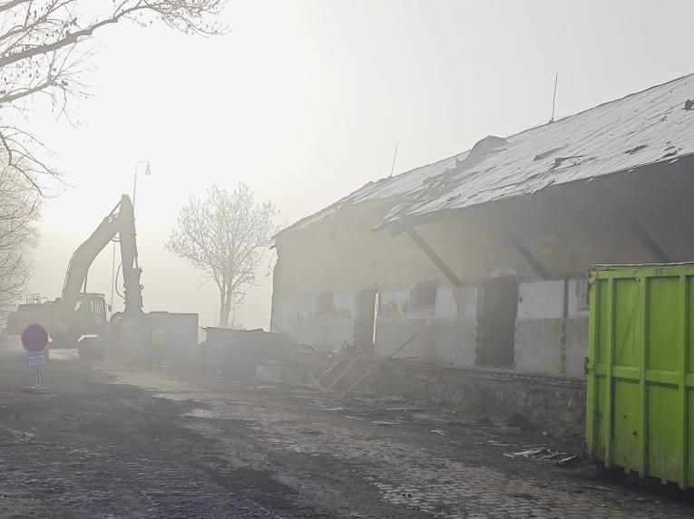 Domažlice zbouraly problémovou noclehárnu u nádraží