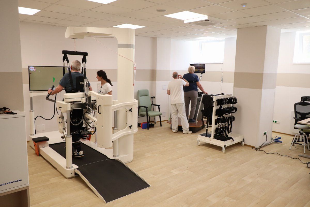 FN Plzeň otevřela centrum robotické rehabilitace. Pacientům pomáhá znovu chodit