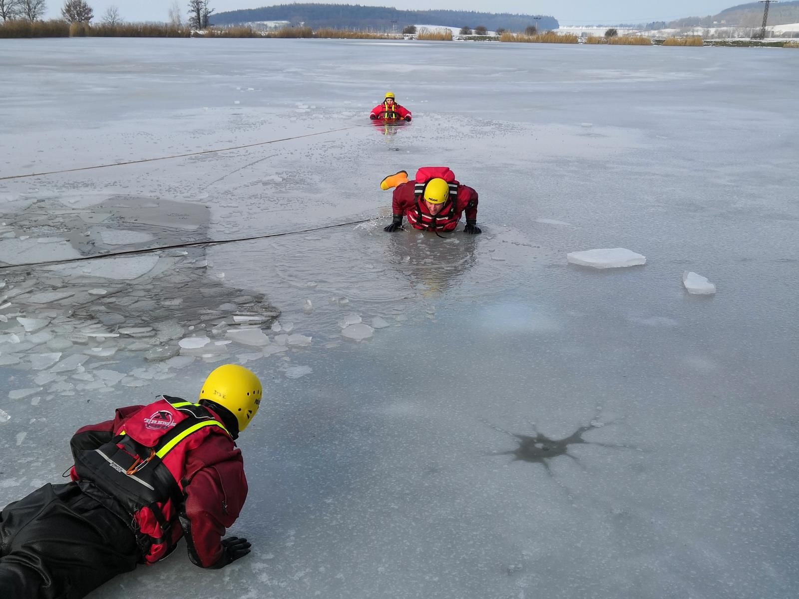 Hasiči varují, pozor na zrádný led!