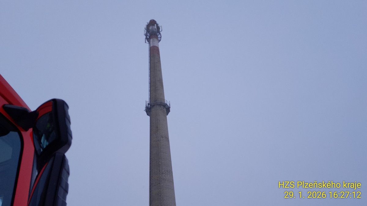 Hasiči zachránili mladíka z 90metrového komína, chtěl spáchat sebevraždu